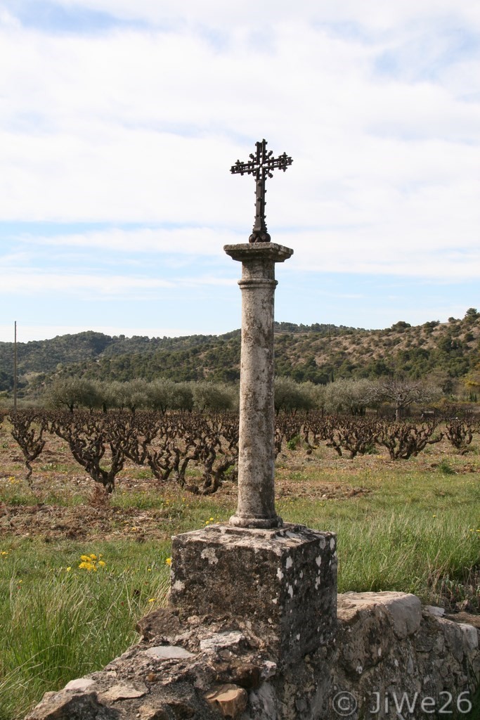 Croix au carrefour avant d'arriver dans le village