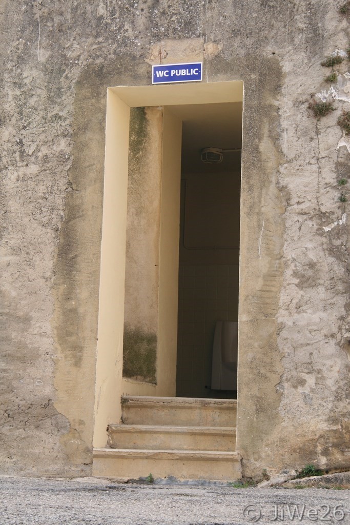 Entrée originale du WC public
