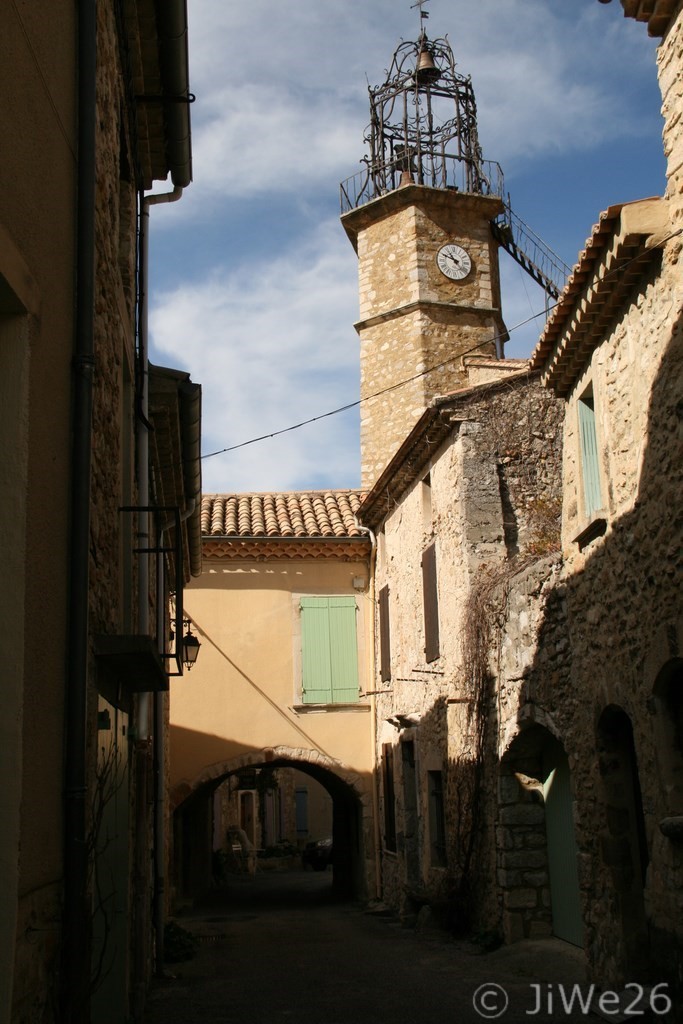 Le clocher au détour d'une ruelle