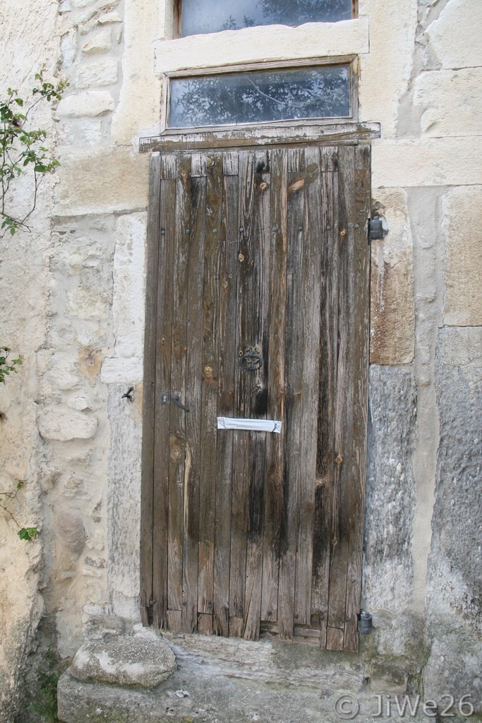 Une très, très vieille porte