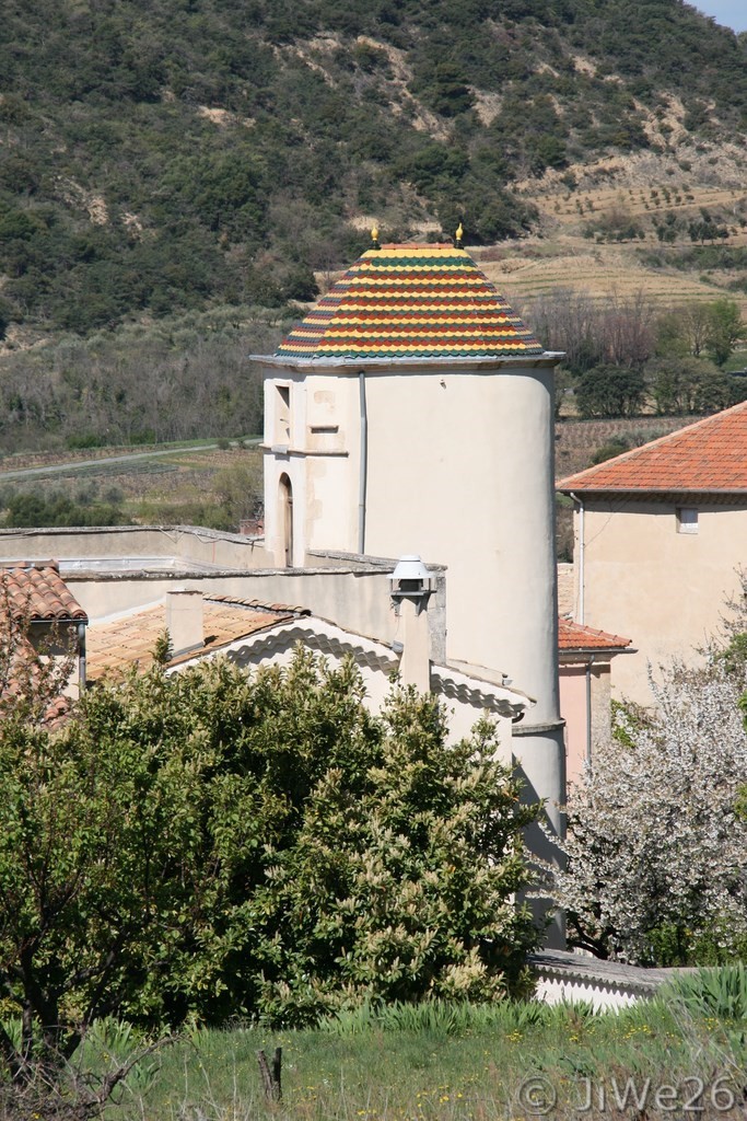 Curieuse toiture sur cette tour