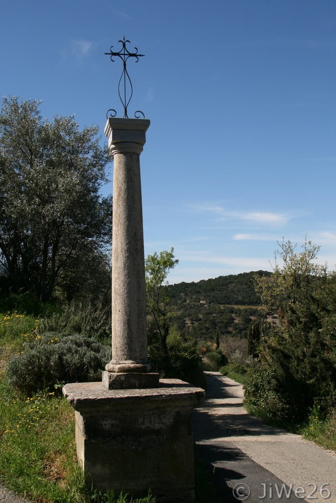 Croix à côté du cimetière