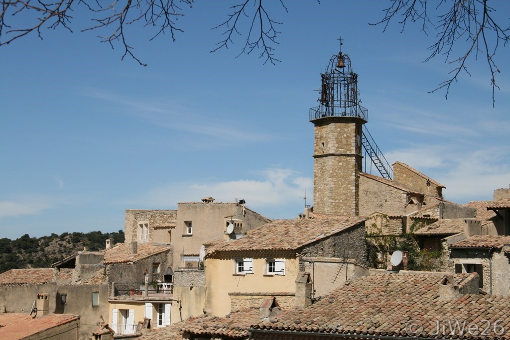 Vue arrière de maisons dominées par le clocher