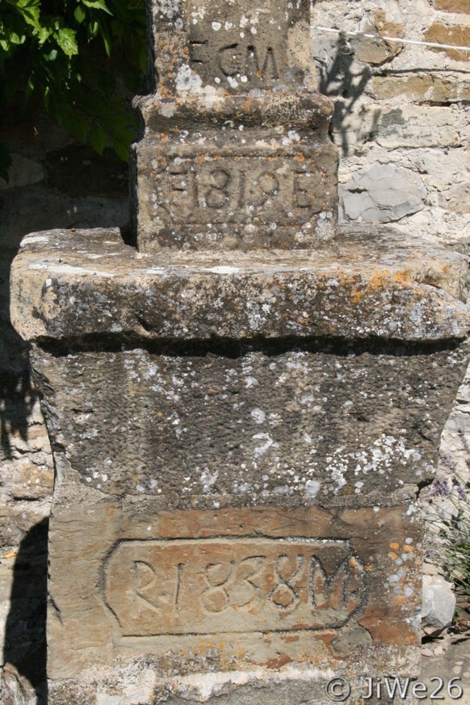 Détail des inscriptions sur la croix