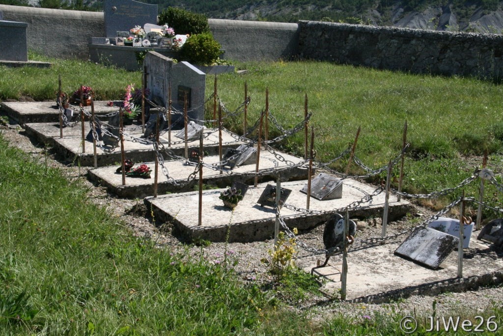Un coin du cimetière un peu entretenu