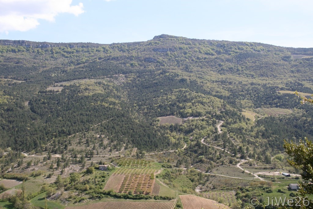 On peut dire que le village est "haut" perché