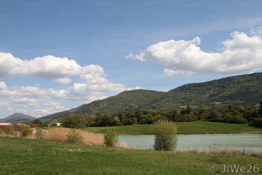 Le lac baigné de verdure