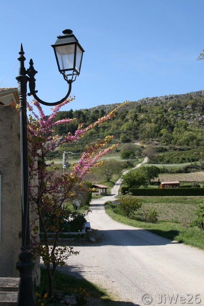 Le chemin de la place vers le lavoir