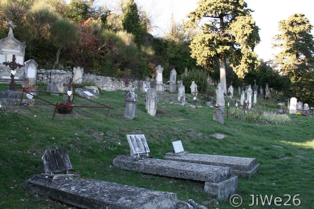 Vieux Village de Condorcet_Le vieux cimetière, particulièrement bien conservé