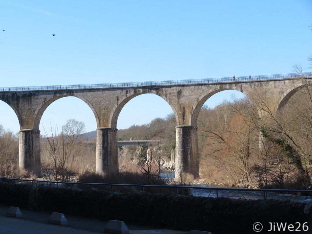 Le pont est en arc en plein cintre