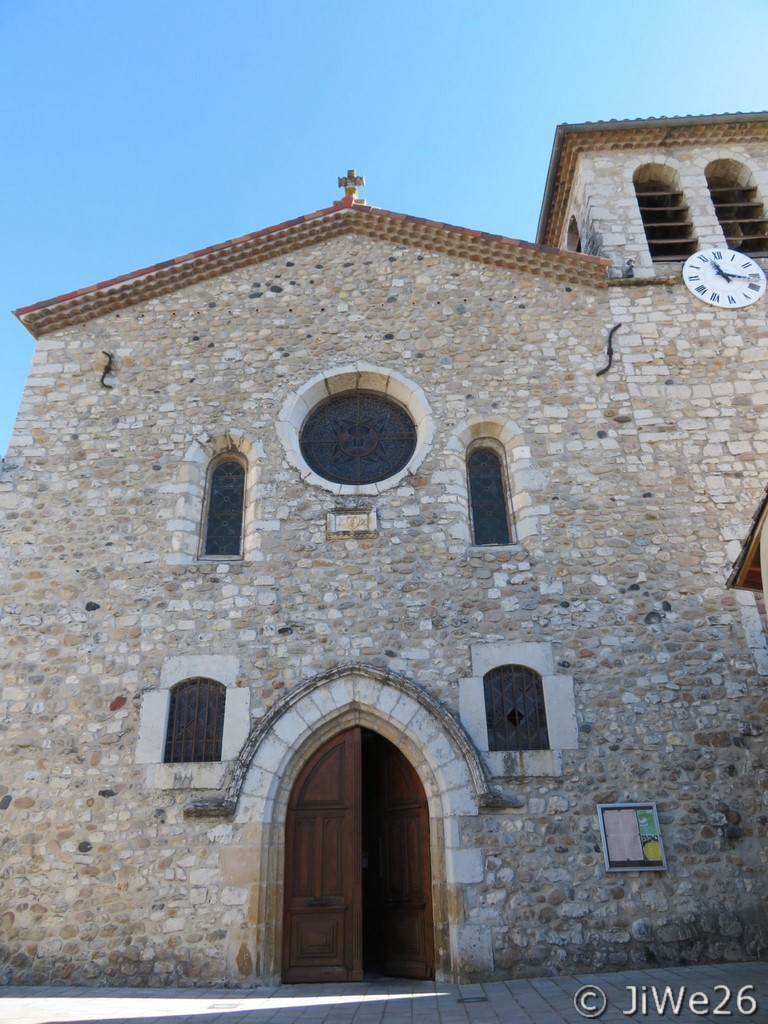 La façade est percée d'un oculus
