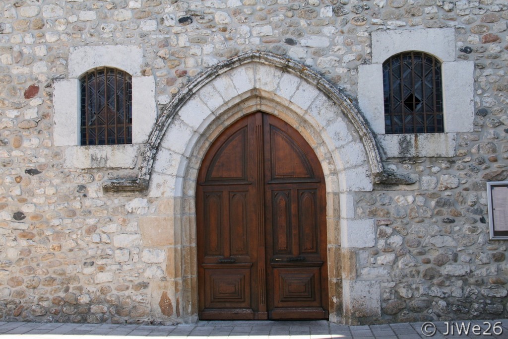 Elle est de style roman avec porche en arc brisé