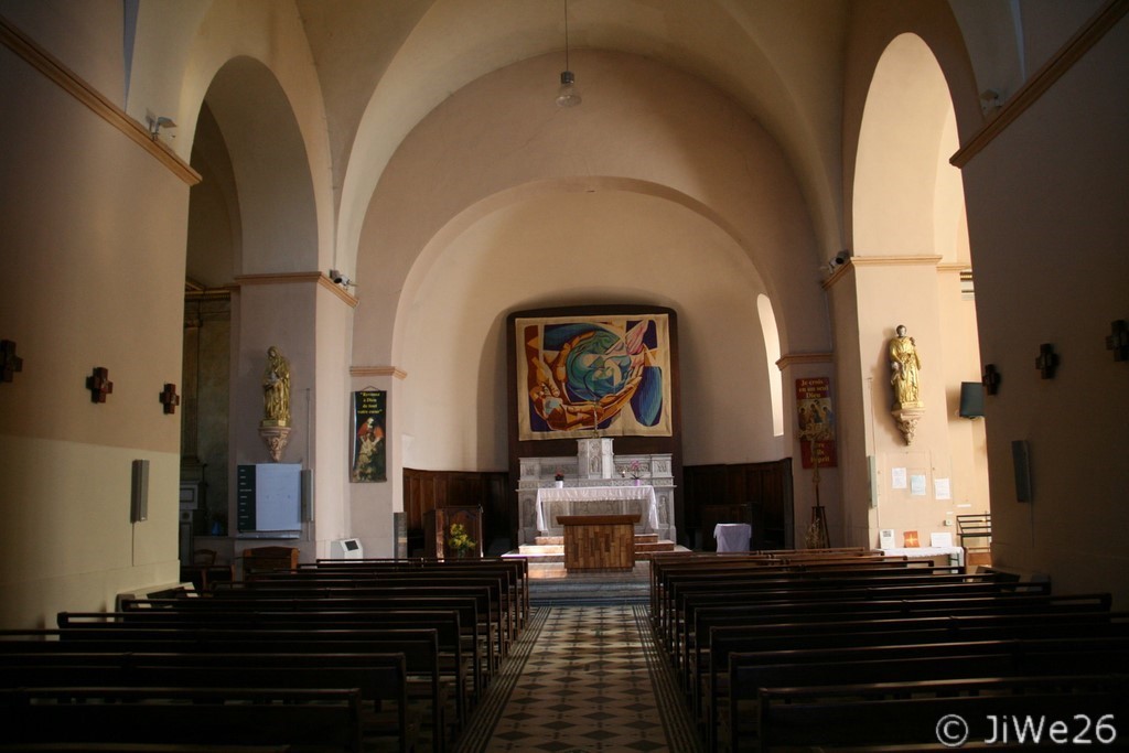 La nef fermée par un choeur où se trouve le caveau des Seigneurs de Vogüe et au-dessus du maître d'hôtel une tapisserie de 1989