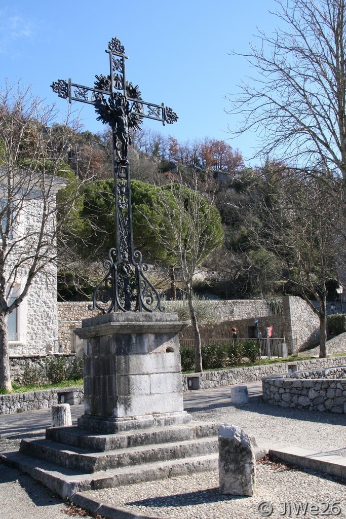 Croix se situant allée du Château