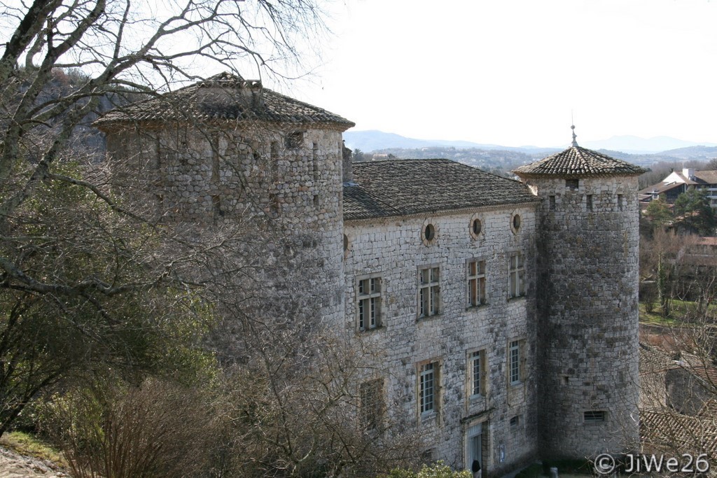 Le château vu du sentier de la chapelle