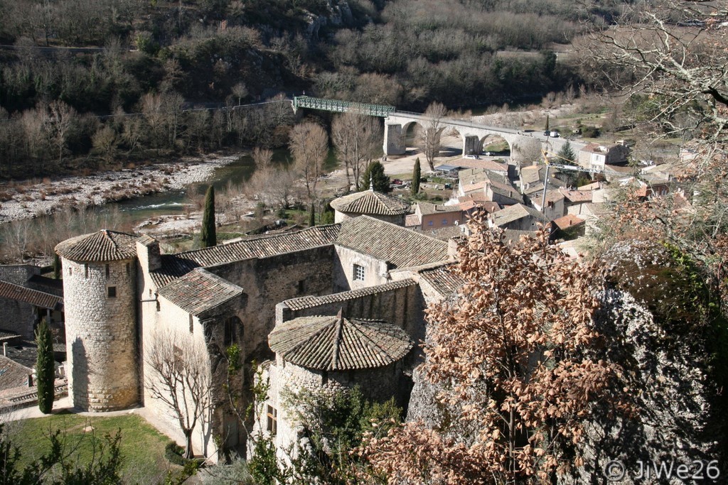 Vue panoramique du château et du pont prise depuis la chapelle