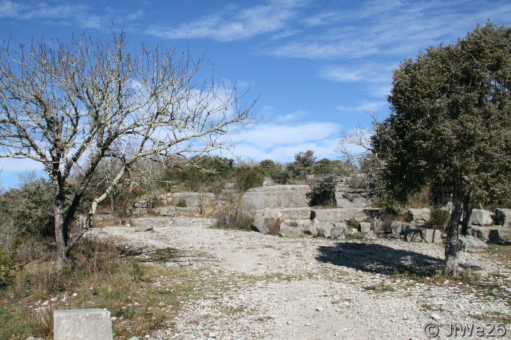 Nous explorons les vestiges de la carrière Giraud ​exploitée de 1880 à 1945