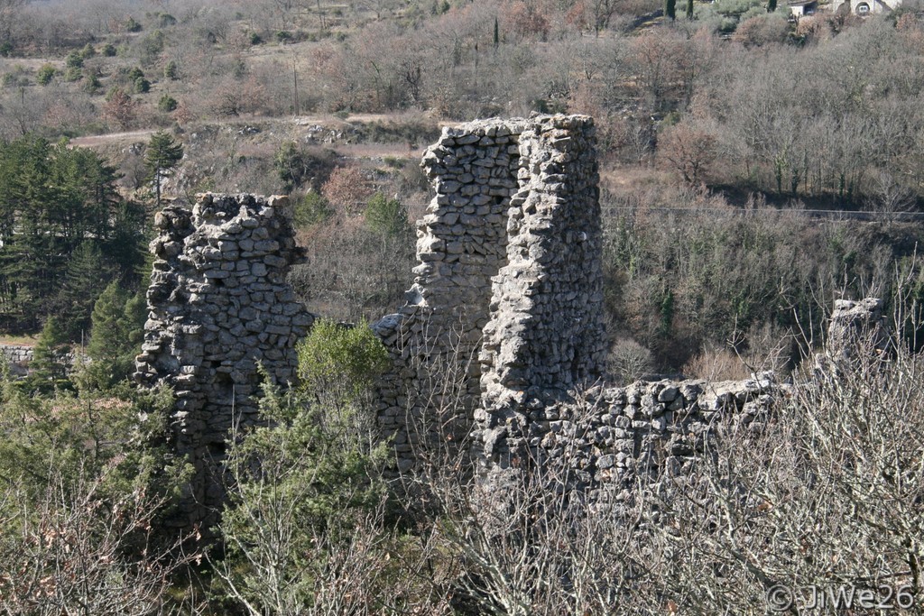 Gros plan sur la bâtisse en ruines