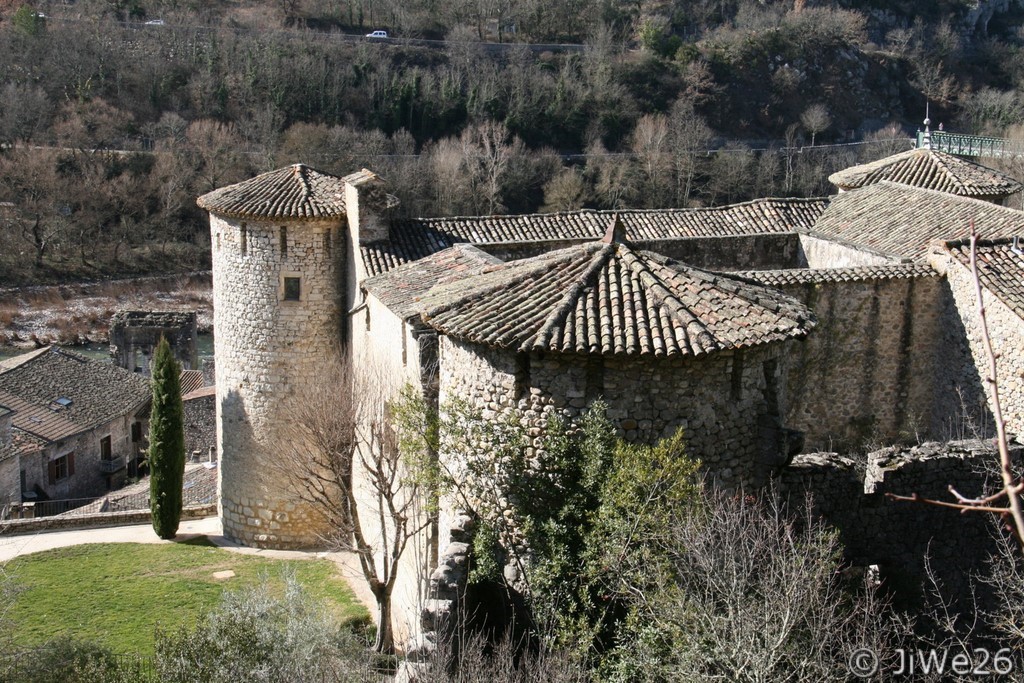 Vue sur les toitures des dépendances du château
