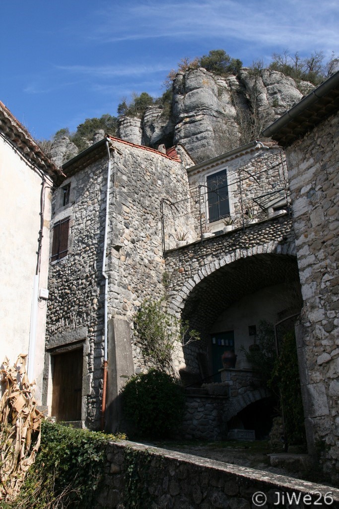 Jolie ruelle avec les maisons adossées à la falaise