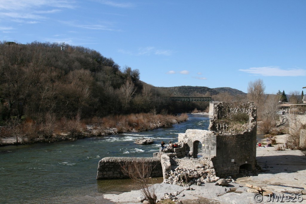 Vestiges du moulin à blé seigneurial construit en 1458 en partie endommagé lors des crues de 1890