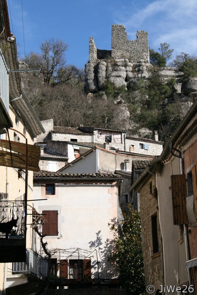 Bâtisse en ruines sur un rocher de la falaise