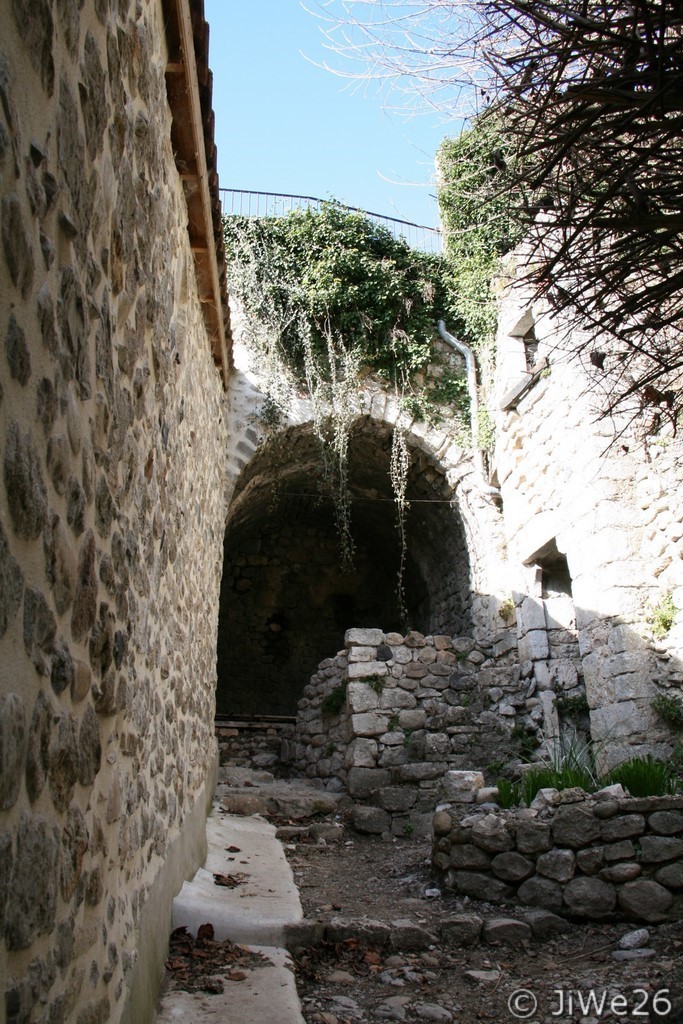 Joli coin toujours avec les pierres de Vogüé