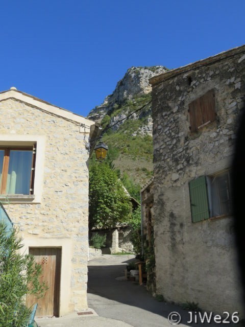 En entrant dans le village, au détour d'une ruelle