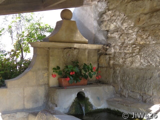 Ce lavoir est bien entretenu et décoré