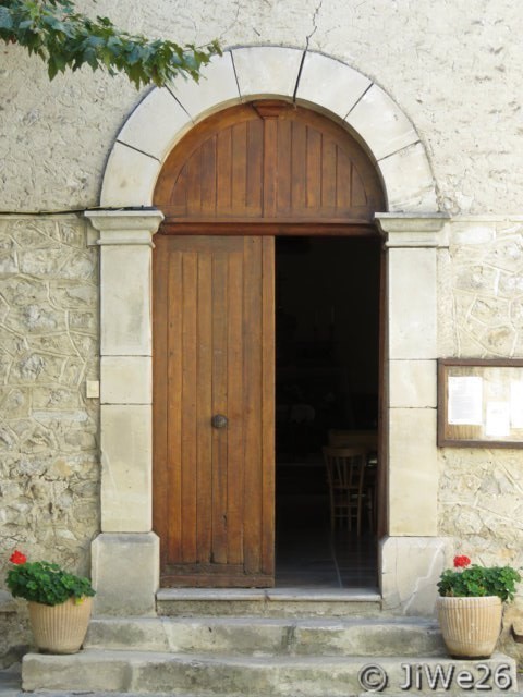 Portail de l'église, chouette la porte est ouverte !
