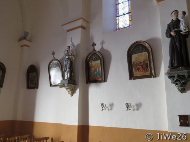 La suite du chemin de croix avec à gauche la statue de Jeanne d'Arc et à droite la statue de Saint-Antoine de Padoue