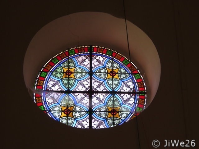 Le vitrail de la rosace, vu de l'intérieur