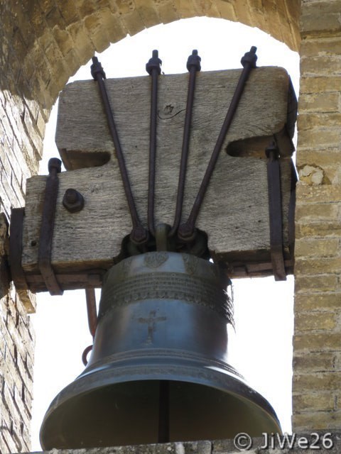 Gros plan sur la cloche de l'église