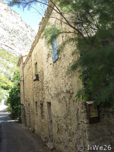 La Maison du Bottier, du 17e s., restaurée dans le style et actuellement utilisée en gîte