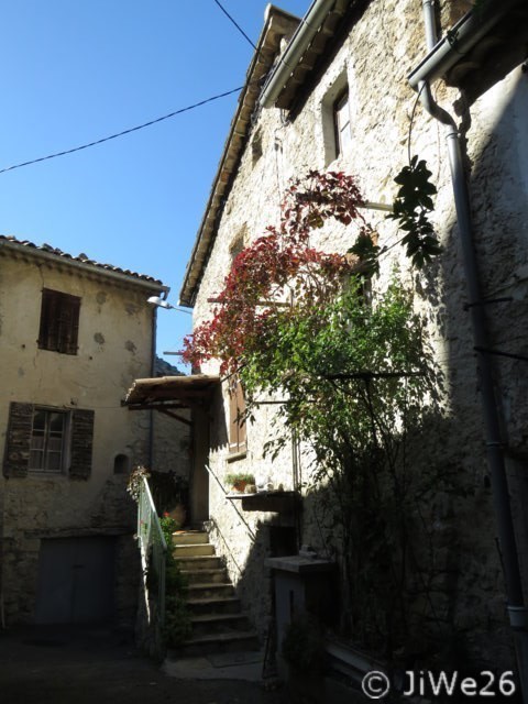 Petit coin rustique fort agréable sous ce beau ciel bleu