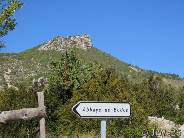 Nous poursuivons notre ascension et à deux kilomètres, nous découvrons les ruines de l'Abbaye de Bodon dont il ne subsiste pas grand chose