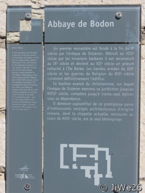 Ce tableau didactique décrit l'historique de l'abbaye