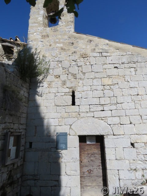 Nous avons de la chance, la chapelle est ouverte