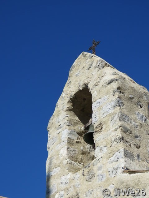 Gros plan sur le clocher et son unique cloche