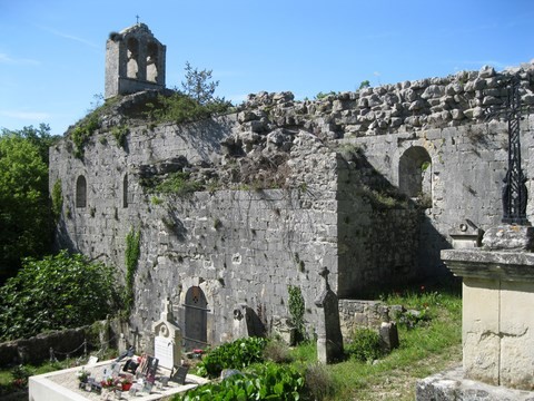 Vue générale de l'église et du cimetière