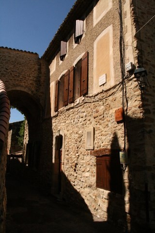 Ancien hospice-hopital fondé en 1550, bâtiment désaffecté en 1942