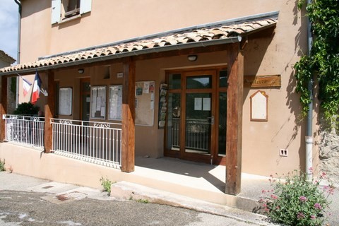 Un peu après l'entrée du village, à gauche, la Mairie