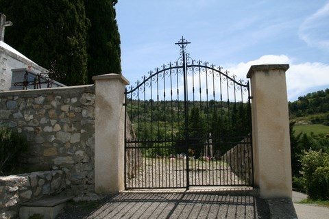 Et puis très vite l'entrée du cimetière