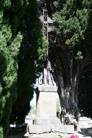 Nous y découvront aussi cette croix, bien cachée dans les cyprès