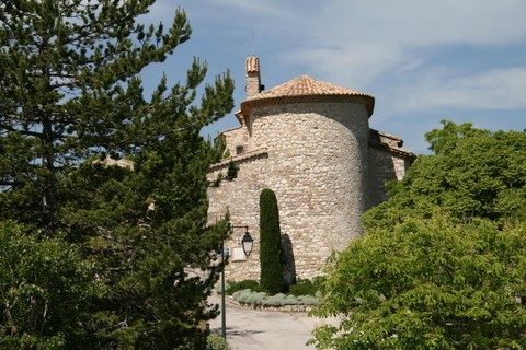 L'arrière de l'église Saint-Etienne d'Arpavon. Edifiée dans un style roman de Haute-Provence, elle daterait du XIIIe s.