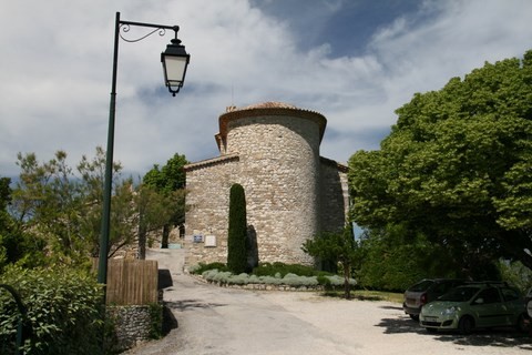 A l'origine, l'église paroissiale d'Arpavon était un prieuré dépendant de l'Abbaye de Bodon de Saint-May