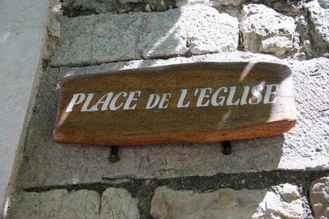 Nous voici sur la Place de l'église, qui s'appelle plutôt Place Camille Saturnin Rousset, en hommage au Maire de 1935 à 1971.