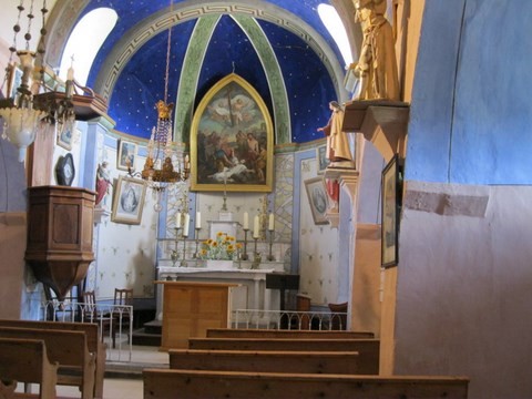 Nous pénétrons dans l'église, aie, une grille nous empêche d'aller plus loin.