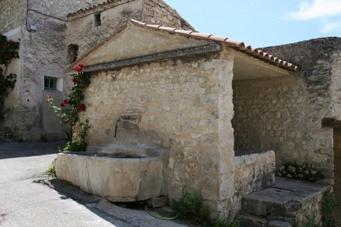 Voici le lavoir communal, côté fontaine