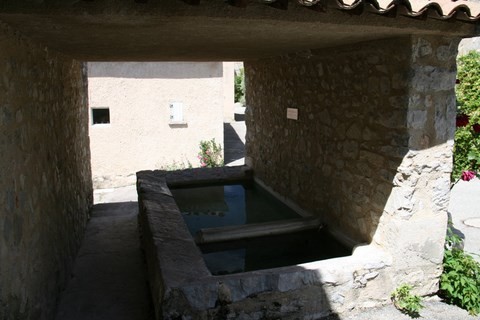 Et ensuite le côté lavoir, réservé uniquement au lavage du linge